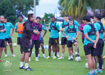 KETUA Jurulatih KDA FC, Nafuzi Zain memberi tunjuk ajar kepada pemain pada sesi latihan menjelang aksi berdepan Selangor di Stadium Darul Aman, malam ini.-IHSAN KDA FC