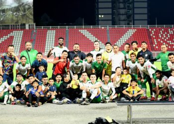 INDRA Putra Mahyuddin (tengah) bergambar bersama barisan pemain Kelantan United musim ini.-IHSAN FB Kelantan United