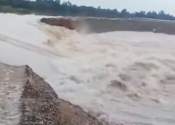 TANGKAP layar keadaan layar keadaan benteng Projek Pembangunan Lembangan Sungai Bersepadu (PLSB) Sungai Golok di Kampung Lancang, Rantau Panjang, Kelantan, yang pecah semalam.