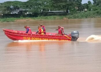 ANGGOTA bomba melakukan operasi mencari dan menyelamat (SAR) usahawan yang terjatuh ke dalam Sungai Kelantan di Jambatan Tendong, Kota Bharu, Kelantan. - IHSAN BOMBA