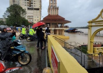 ORANG ramai datang meninjau paras air Sungai Kelantan sambil mengambil peluang meluangkan masa berkualiti bersama keluarga di kawasan Tambatan Diraja, Kota Bharu, Kelantan, semalam. - UTUSAN/MUSTAQIM MOHAMED
