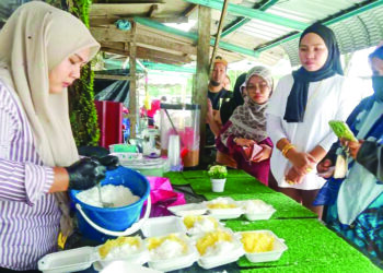 SEORANG pekerja menyediakan ubi kayu ‘tonyoh’ kukus yang ditempah pelanggan di Kampung Kubang Jala, Kuala Terengganu, semalam. – UTUSAN/TENGKU DANISH BAHRI TENGKU YUSOF