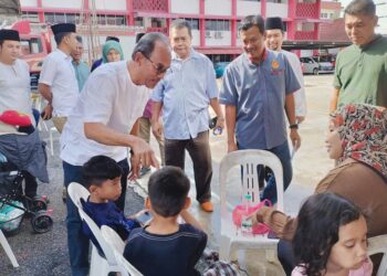MOHD Fauzi Md Nor (dua dari kanan) bersama Ketua UMNO Bahagian Kluang, Datuk Md Jais Sarday (kiri) menemui beberapa orang peserta yang terlibat dalam program Jom Sunat Pemuda UMNO Bahagian Kluang di Balai Bomba dan Penyelamat Kluang semalam.