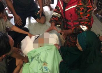 MAYAT kanak-kanak tergelincir jatuh ke muara sungai ditemukan lemas di Kampung Kurnia Jaya, Jalan Apas Tawau, Sabah. - IHSAN BOMBA