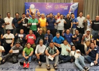 SEBAHAGIAN peserta Leisuremania 2023 siri ke-4 di Surabaya bergambar selepas majlis penyampaian hadiah.