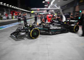 LEWIS Hamilton memerlukan jentera lebih berkuasa jika mahu mencabar kejuaraan perlumbaan Formula Satu (F1) tahun depan. - AFP