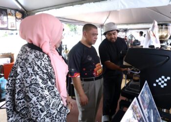 SAARANI Mohamad (tengah) melawat gerai peniaga kopi pada Karnival Kopi Perak 'Cherita Secangkir Kopi' di Taman Rekreasi Sultan Abdul Aziz, Ipoh hari ini. - UTUSAN/ZULFACHRI ZULKIFLI