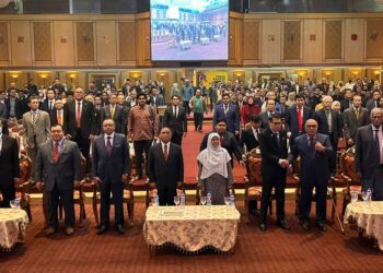SAARANI Mohamad (lima dari kiri) merasmikan program Perak Economic Outlook 2024 di Dewan Bankuet Pejabat Setiausaha Kerajaan Negeri Perak, di Ipoh hari ini. - UTUSAN