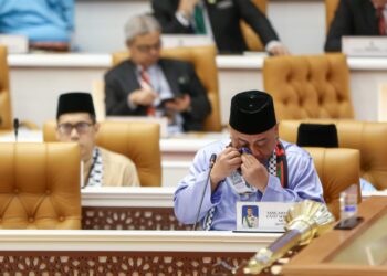 SAARANI Mohamad mengesat air mata kerana sebak ketika berkongsi pengalaman mengenai permasalahan rakyat pada pembentangan Belanjawan Perak 2024 hari ini. - UTUSAN/MUHAMAD NAZREEN SYAH MUSTHAFA