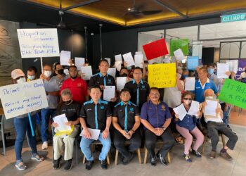 HISHAMUDDIN Hashim (tengah) bersama mangsa-mangsa penipuan syarikat pelaburan dalam sidang akhbar di Kuala Lumpur hari ini.