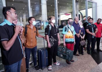 TIGA mangsa jenayah penipuan pekerjaan sindiket pemerdagangan manusia tiba di Lapangan Terbang Antarabangsa Kuala Lumpur (KLIA). UTUSAN/FAISOL MUSTAFA