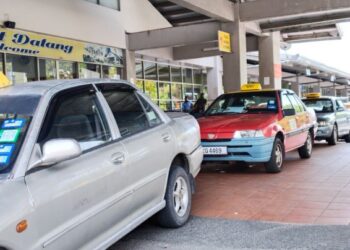 DERETAN teksi yang sedang menunggu pelanggan di Melaka Sentral, Melaka. - UTUSAN/MUHAMMAD SHAHIZAM TAZALI