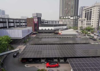 PANEL solar sebagai sumber tenaga baharu yang digunakan di pusat beli-belah AEON Wangsa Maju, 
Kuala Lumpur. – UTUSAN/MOHD. FARIZWAN HASBULLAH