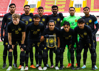 BARISAN Kesebelasan utama skuad Bawah 23 tahun negara ketika menentang China B-23 di Stadium Jinshan, Shanghai, semalam.-IHSAN FAM