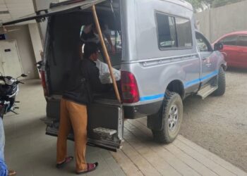 MAYAT wanita Orang Asli dinaikkan ke atas kenderaan Jabatan Kemajuan Orang Asli Cameron Highlands untuk dibawa pulang ke Pos Sinderut, Ulu Jelai, Lipis hari ini.