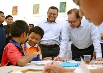Anwar Ibrahim beramah mesra dengan murid-murid di Majlis Penyerahan Projek Rintis Bangunan Daif di Sekolah Kebangsaan Bandar Baru Bangi, pada November lalu.  MINGGUAN/SYAKIR RADIN