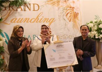 NARQES Mohd Raimi (kiri) pada majlis pelancaran Narqes Wellness Confinement Centre di sini baru-baru ini.