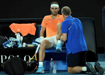 Rafael Nadal diberi rawatan perubatan semasa menentang Mackenzie McDonald dalam tenis Terbuka Australia Januari lalu. Nadal akan menyertai kejohanan sama pada tahun depan. - AFP
