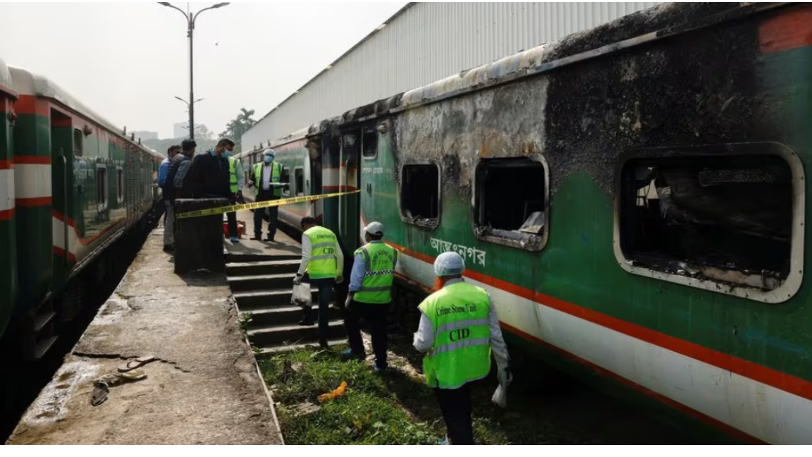 Penunjuk perasaan bakar kereta api, empat maut di Bangladesh