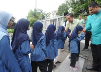 ONN Hafiz Ghazi bersalaman dengan anak-anak rumah perlindungan pada majlis Perasmian Rumah Perlindungan Kanak-Kanak TBQ Amal di Johor Bahru, hari ini. - UTUSAN/RAJA JAAFAR ALI
