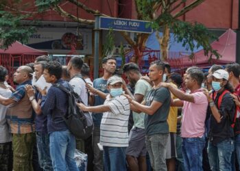 Polis kepung Mini Dhaka di Jalan Silang memeriksa warga asing terutama Bangladesh. - UTUSAN/AMIR KHALID