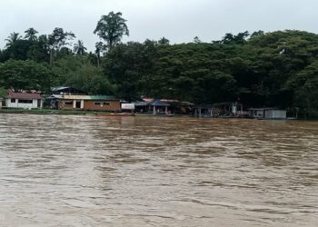 KEADAAN air Sungai Tembeling yang arus deras dan mencecah ke paras waspada di Kampung Bantal, Ulu Tembeling di Jerantut, Pahang. - FOTO/HARIS FADILAH AHMAD