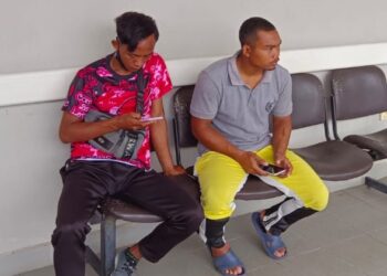 AHLI keluarga masih menunggu kenderaan bagi membawa pulang mayat dua wanita Orang Asli untuk dikebumikan di perkampungan pedalaman Ulu Jelai di perkarangan bilik Forensik Hospital Lipis di Lipis, Pahang.