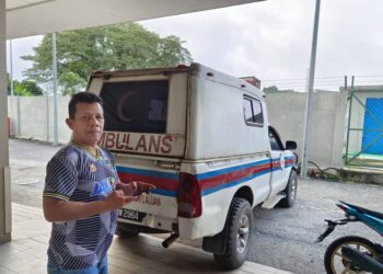 KENDERAAN Jakoa Pekan menghantar mayat wanita Orang Asli untuk pengebumian ke Kampung Lenjang di perkarangan unit forensik Hospital Lipis di Lipis, Pahang.