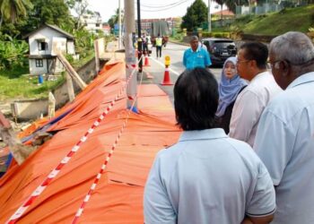 ABDUL RAHMAN Mohamad (tiga dari kanan) melawat kawasan cerun yang runtuh berdekatan sebuah kuil di bandar Lipis di Lipis, Pahang. - UTUSAN/HARIS FADILAH AHMAD