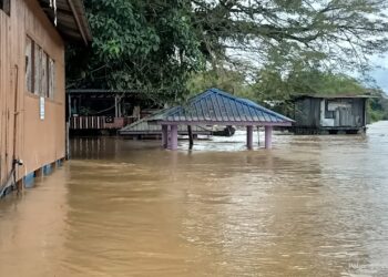 KEADAAN banjir yang hampir menenggelamkan kawasan dataran perniagaan di Kampung Bantal, Ulu Tembeling di Jerantut, Pahang. - FOTO/IHSAN PENDUDUK KAMPUNG BANTAL