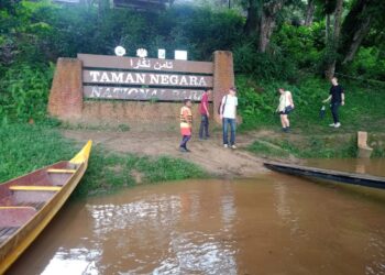 ANGGOTA Nature Life Guard sedang memantau keselamatan pelancong ketika mengunjungi Taman Negara Kuala Tahan di Jerantut, Pahang. - FOTO/IHSAN NATURE LIFE GUARD KUALA TAHAN