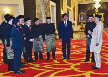 ROMBAKAN Kabinet kali ini juga melibatkan kemunculan semula lima bekas menteri iaitu Datuk Seri Johari Abdul Ghani, Datuk Seri Dr. Dzulkefly Ahmad, Gobind Singh Deo,  Datuk Seri Noraini Ahmad dan M. Kulasegaran. – JABATAN PENERANGAN