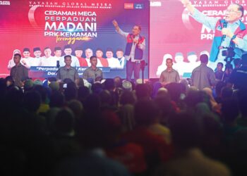 KETIDAKPUASAN hati pengundi Kemaman dengan prestasi Anwar Ibrahim sebagai Perdana Menteri dan kerajaan perpaduan dikatakan salah satu punca calon Barisan Nasional ditolak pada pilihan raya kecil, kelmarin.  – UTUSAN/PUQTRA HAIRRY