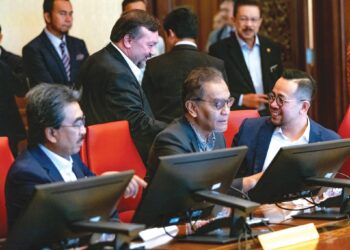 PENULIS turut berpendapat bahawa memindahkan menteri berprestasi tinggi ke kementerian lain dalam tempoh setahun tidak begitu efektif untuk menteri baharu menjayakan perancangan menteri lama. 
– FACEBOOK ANWAR IBRAHIM