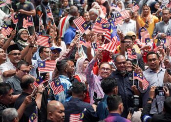 KERAJAAN bersetuju menyalurkan Bantuan Khas Kewangan (BKK) Aidilfitri kepada penjawat awam gred 56 ke bawah sebanyak RM500.