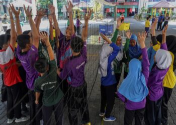 PELAJAR yang terlibat dengan kegiatan kokurikulum dapat meluaskan aspek pembentukan insan sejahtera melalui interaksi sosial. – UTUSAN/AMIR KHALID