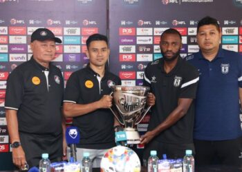 (DARI kiri) JURULATIH PDRM FC, Ahmad Yunus Mohd Alif dan kaptenya Amir Saiful Badeli bergambar dengan trofi MFL Challenge Cup bersama penyerang dan jurulatih Kuching City Petrus Shitembi serta Aidil Sharin Sahak.