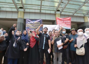 Hishamuddin Hashim (tengah) bersama mangsa penipuan pakej umrah menuntut keadilan di pekarangan Jabatan Siasatan Jenayah Komersial, Menara KPJ, Kuala Lumpur, kelmarin. – UTUSAN/SYAKIR RADIN