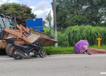 PESARA polis maut selepas motosikal yang ditunggangnya terbabit kemalangan dengan sebuah jengkaut di Tanjung Tualang, Batu Gajah semalam. - UTUSAN