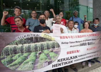 JEYAKUMAR (depan tiga kiri) menyerahkan memorandum  kepada pejabat menteri Kementerian Pertanian dan Keterjaminan Makanan di Putrajaya. - UTUSAN/FAISOL MUSTAFA
