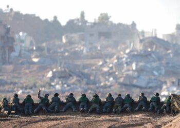 Tentera Israel membuat pemerhatian di sebuah kawasan di utara Gaza sehingga menimbulkan kebimbangan penduduk Palestin terhadap ancaman penembak tepat rejim Zionis itu. - AFP