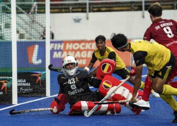 PENJAGA gawang Belgium, Feldheim Boris berjaya menghalang percubaan pemain Malaysia, Harris Osman dalam aksi Piala Dunia Hoki Remaja Lelaki 2023 di Stadium Hoki Nasional Bukit Jalil, semalam. - UTUSAN/MUHAMAD IQBAL ROSLI