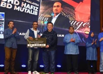 MOHD. Hafiz Abd. Mutalib merangkul Anugerah Utama Keseluruhan Terbaik,  membawa pulang hadiah wang tunai bernilai RM2,000, trofi dan sijil yang disampaikan oleh Raja Muda Perlis, Tuanku Syed Faizuddin Putra Jamalullail.