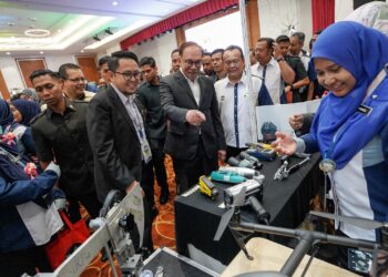 ANWAR Ibrahim melawat ruang pameran selepas merasmikan Hari Profesion Teknikal Negara (HPTN) 2023 di Putrajaya. - UTUSAN/FAISOL MUSTAFA