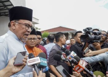 ANWAR Ibrahim menjawab pertanyaan para wartawan selepas menunaikan solat Jumaat di Masjid Kota Damansara hari ini. - UTUSAN/FARIZ RUSADIO