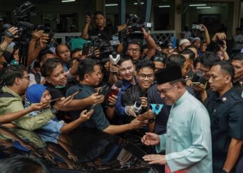 ANWAR Ibrahim beramah mesra dengan orang ramai selepas 
menunaikan Solat Jumaat di Surau Al-Kauthar, Seksyen 4 di Bandar 
Baru Bangi semalam. – UTUSAN/AMIR KHALID