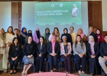 Peserta bengkel bergambar bersama Haslina Ismail (depan empat dari kiri)