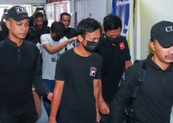 ENAM lelaki yang dihadapkan ke Mahkamah Sesyen Ipoh hari ini atas pertuduhan merogol dan amang seksual fizikal kanak-kanak perempuan 11 tahun bulan lalu. - UTUSAN/MUHAMAD NAZREEN SYAH MUSTHAFA