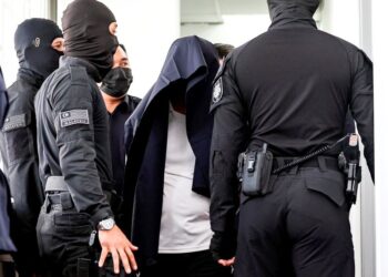TINDAKAN panas baran Mohd. Nazri menyebabkan dia didakwa mengikut Seksyen 302 Kanun Keseksaan yang boleh dihukum mati jika sabit kesalahan atau penjara sehingga 40 tahun dan jika tidak dihukum mati hendaklah dihukum sebat tidak kurang 12 sebatan akibat melanggar maut seorang pelajar tingkatan lima.
