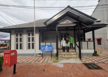 BANGUNAN pejabat pos lama menjadi tumpuan pelancong di Bagan Datuk. - UTUSAN/AIN SAFRE BIDIN